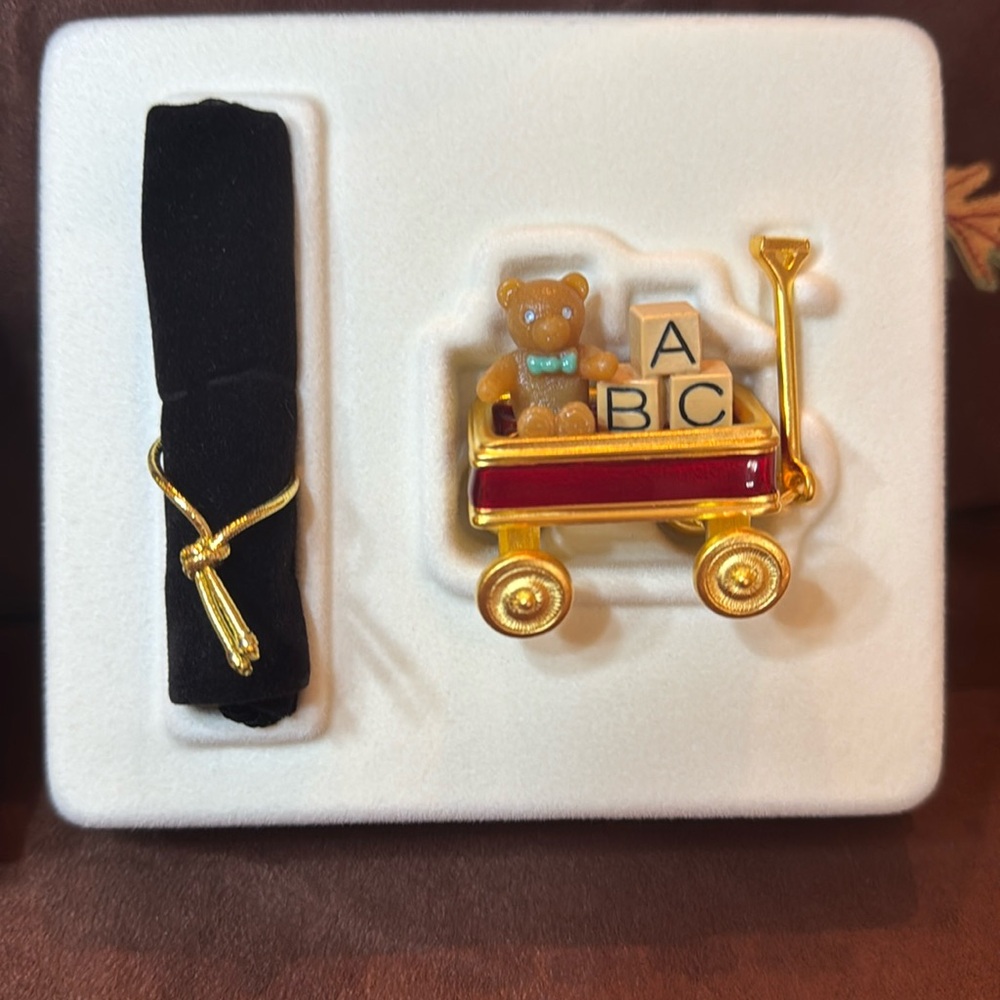 🐈‍⬛ Estée Lauder NWT Pleasures solid perfume compact “ TOY WAGON “